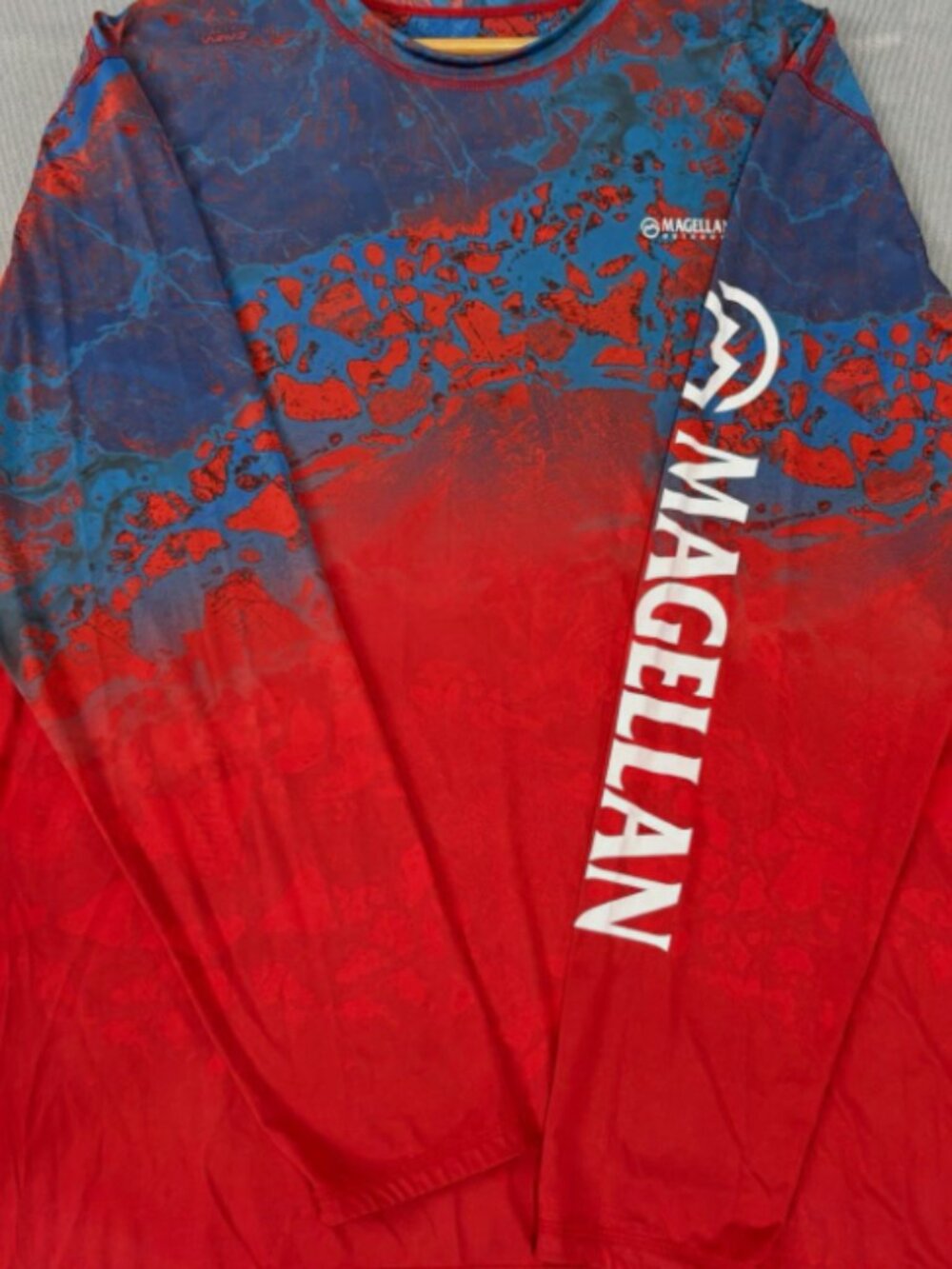 Magellan Outdoors Realtree Fish Ombre Moisture Wicking Shirt Men’s XL Red/Blue